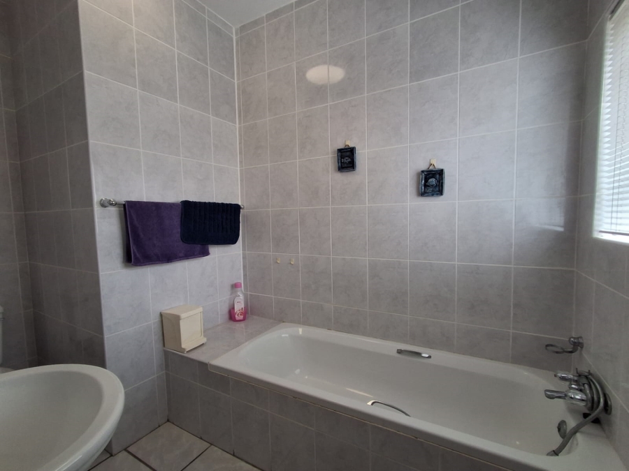 4 Bedroom Property for Sale in Stilbaai Wes Western Cape